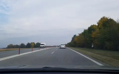 Z jaką prędkością może jechać autokar na różnych drogach w Polsce?