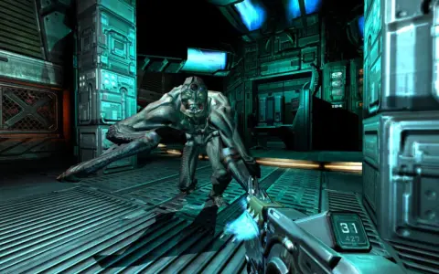 Potwór z Doom 3 BFG Edition spolszczenie czai się w korytarzu. Gracz celuje z broni.