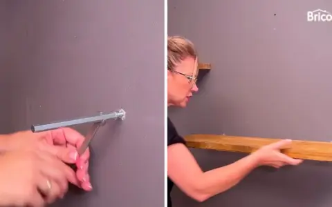 Instalando soportes para poner baldas entre dos paredes. Una persona ajusta un soporte y otra coloca una balda de madera.