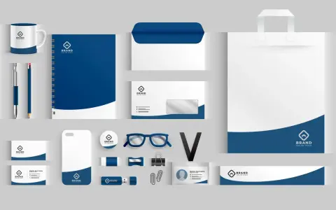 Zestaw materiałów biurowych: kubek, notes, koperty, torba, wizytówki, etui na telefon, identyfikator, pendrive. To jest mockup co to jest.