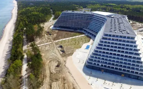 Nowy hotel Gołębiewski w Mielnie, tuż przy morzu, z widokiem na plażę i las.