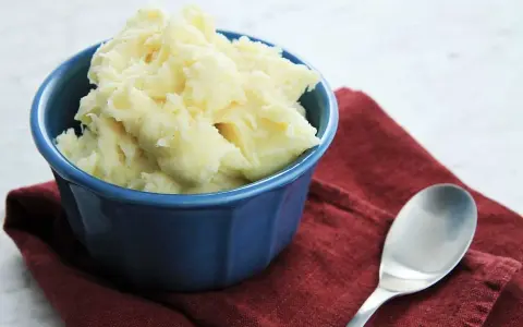 Krämigt potatismos i en blå skål, redo att serveras. Ett enkelt potatismos recept som passar till det mesta.