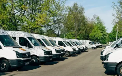 Jaki bus z napędem 4x4 wybrać do trudnych warunków? Porównanie modeli
