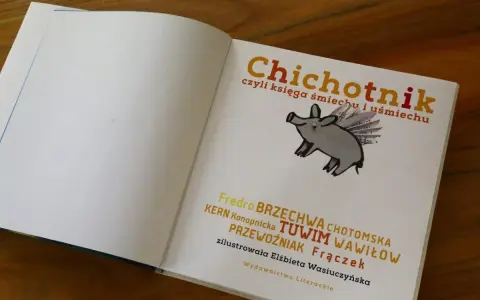 Otwarta książka "Chichotnik" z ilustracją latającej świnki, pełna autorów znanych z książek z dużą dawką humoru.