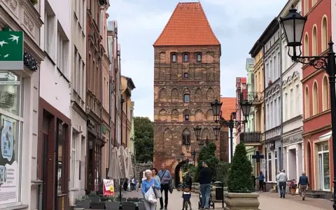 Spacer po urokliwej uliczce z kolorowymi kamienicami, prowadzącej do zabytkowej bramy człuchowskiej.