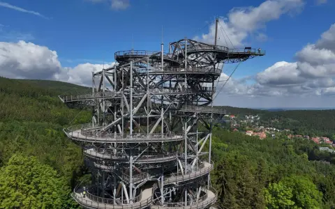 Metalowa konstrukcja z drewnianymi platformami tworzy niezwykły sky walk pośród zielonych lasów. Widok zapiera dech w piersiach.