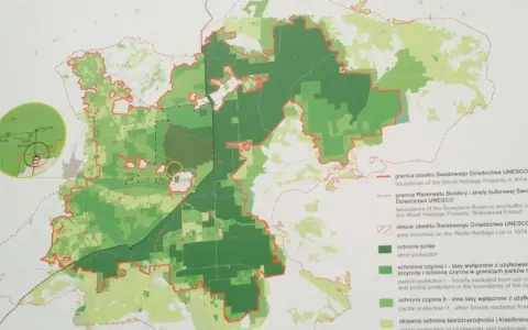 Mapa Puszczy Białowieskiej z zaznaczonymi strefami ochrony. Plan zwiedzania uwzględnia granice UNESCO i Rezerwatu Biosfery.
