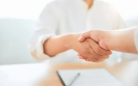 Uścisk dłoni po podpisaniu umowy. W razie niewywiązania się z zobowiązań grozi kara umowna.