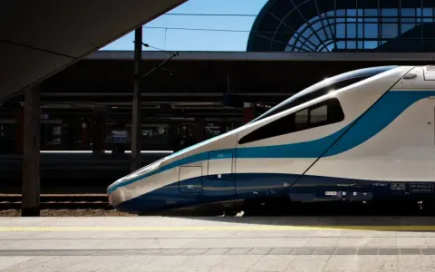 Nowoczesny pociąg Pendolino PKP Intercity na peronie. Zastanawiasz się, jak otworzyć drzwi w Intercity? Zwykle wystarczy nacisnąć przycisk lub lekko pchnąć.
