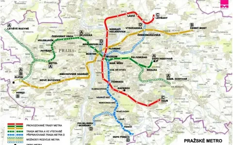 Mapa pražského metra, ukazující trasy A, B, C a D, včetně budovaných a plánovaných úseků.