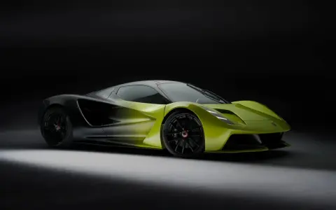 Limitowana edycja Lotus Evija w jaskrawym, limonkowym kolorze, z czarnymi akcentami, prezentuje futurystyczny design.