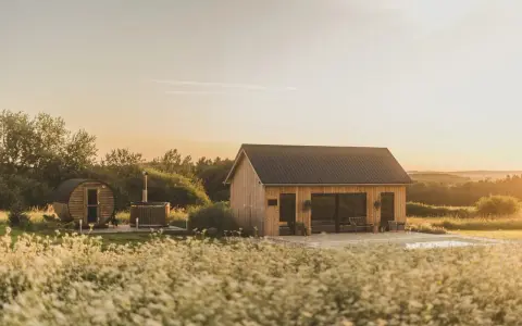 Drewniany domek z bali i beczka z gorącą wodą – idealne na weekend we dwoje w Polsce. Relaks wśród natury.