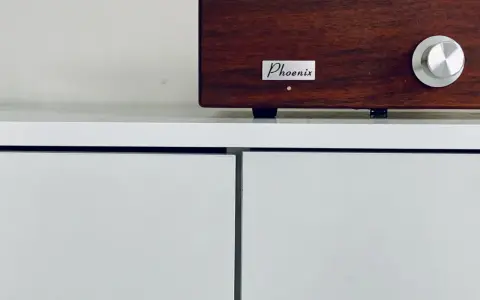 Drewniana obudowa wzmacniacza Phoenix z metalowym pokrętłem. Czysty dźwięk z tej lampy.
