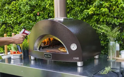 Jakie drewno do pieca do pizzy? Odkryj najlepsze gatunki dla smaku