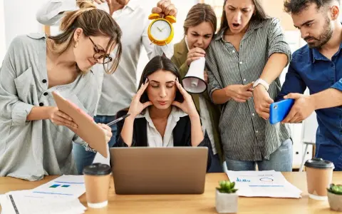 Stres w pracy, presja czasu, chaos. Jak napisać pismo o zgłoszenie mobbingu w pracy, gdy otoczenie Cię przytłacza?