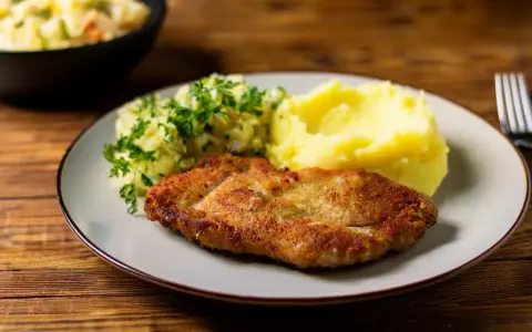 Chrupiące schabowe z airfryer, podane z purée ziemniaczanym i surówką. Pyszny obiad gotowy w mgnieniu oka!