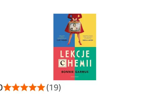 Okładka książki "Lekcje chemii" Bonnie Garmus. Kolorowe tło, kobieta w czerwonej sukience trzymająca telewizor z kobietą w fartuchu laboratoryjnym.