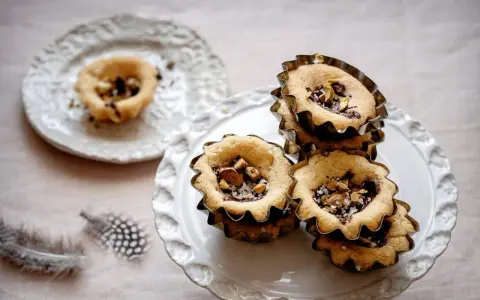 Små, enkla bakverk med choklad och nötter i fina formar. Perfekta till fikat.
