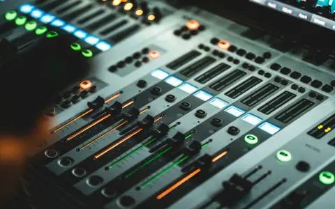 Console de mixage illuminée, prête pour le studio, le mixage et le mastering. Des faders et des boutons lumineux créent une ambiance professionnelle.