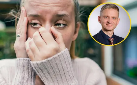 Zmartwiona kobieta z dłońmi na twarzy, jakby walczyła z amnezją. Obok niej uśmiechnięty mężczyzna w garniturze.