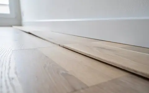 Planches de parquet gondolé, prêtes à être posées. On dirait qu'un fer à repasser a été utilisé pour les aplatir.