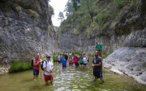 Grupo de senderistas disfrutando de un refrescante baño en el río, un lugar ideal donde bañarse en Yeste.