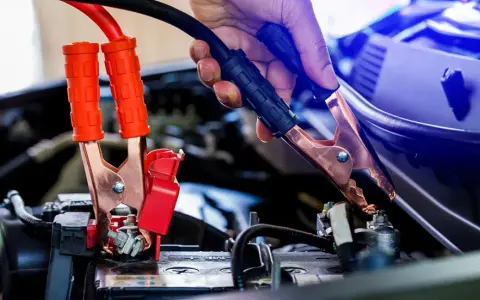 Starthilfe: Rote Klemmen an der Batterie, dann schwarze. Welcher Pol zuerst? Die rote Klemme wird zuerst am Pluspol befestigt, dann die schwarze am Minuspol.