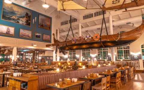 Ein Restaurant mit Wikingerschiff-Deko. Die "Bubba Svens Rezensionen" sind positiv, das Ambiente ist maritim und gemütlich.