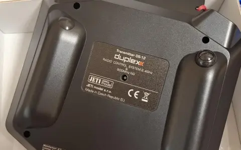 Rückseite eines schwarzen JETI model Senders DS-12 Duplex. Hergestellt in Tschechien.