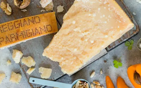 Parmezan z jakiego mleka? Odkryj tajemnice jego pochodzenia