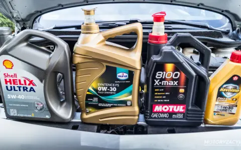 Producent olejów silnikowych: cztery różne marki (Shell, Eurol, Motul, Havoline) w opakowaniach gotowe do użycia.
