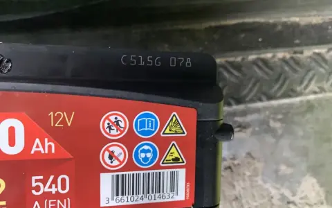Na akumulatorze widoczny kod C5156 078, który może oznaczać datę produkcji akumulatora.
