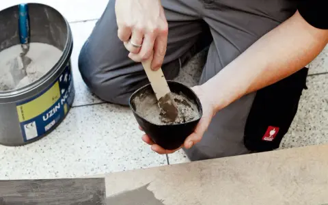 Przygotowanie masy do klejenia. Oto jak położyć linoleum na deski, mieszając klej.