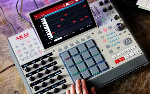Ręce tworzą muzykę na MPC. To profesjonalne urządzenie do produkcji muzyki, które pozwala na tworzenie bitów i melodii.
