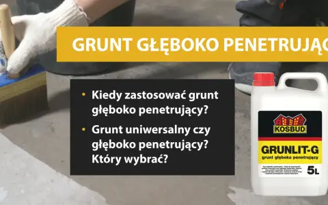 Ręka w białej rękawicy nakłada pędzlem grunt głęboko penetrujący na betonową posadzkę. Obok kanister z produktem.
