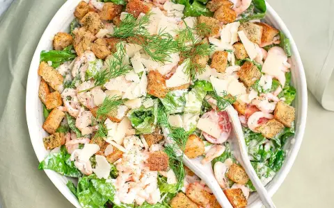 En härlig caesarsallad med räkor, krutonger och parmesan. Ett perfekt caesarsallad recept för en lätt lunch.
