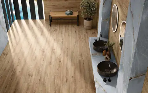 Baño moderno con suelo de imitación madera. Las lamas de madera se colocan en la dirección que amplía visualmente el espacio, creando una sensación de continuidad.