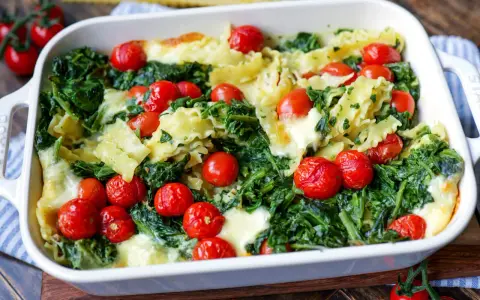 Herzhaftes One Pot Pasta Gericht aus dem Ofen mit Spinat, Kirschtomaten und geschmolzenem Käse.