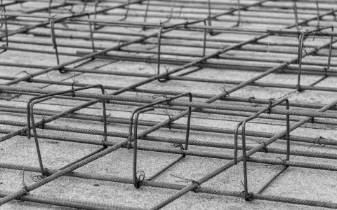 Siatka zbrojeniowa, gotowa do zalania betonem. To zbrojenie płyty fundamentowej zapewni stabilność konstrukcji.