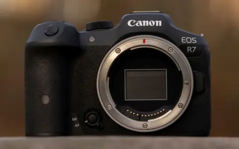 Canon EOS R7 – doskonały aparat dla pasjonatów fotografii. Sprawdź jego atrakcyjną canon r7 cena i możliwości.
