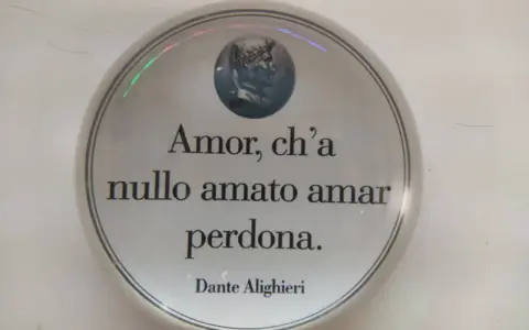 Medaglione con ritratto di Dante e la celebre frase "Amor, ch'a nullo amato amar perdona", che esprime il significato dell'amore reciproco.