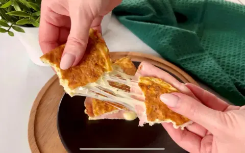 Rozciągający się ser w omlecie low carb z szynką. Idealny na szybkie śniadanie.