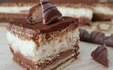 Pyszne ciasto Kinder Bueno z kremem i czekoladą, idealne na deser.