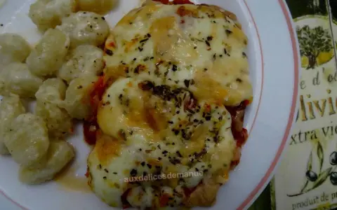 Escalope de veau parmigiana, une recette italienne savoureuse, servie avec des gnocchis.