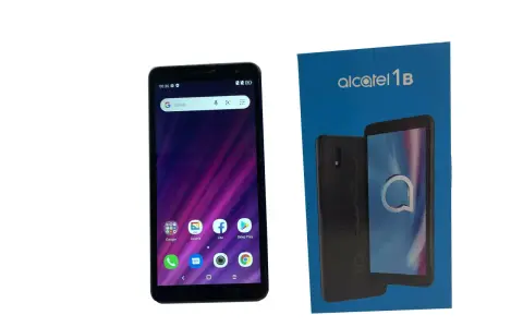 Smartfon Alcatel 1 B z fioletową tapetą i ikonami aplikacji, obok niebieskie pudełko z tym samym modelem telefonu.