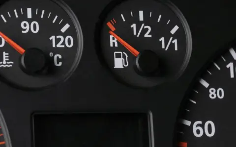 Wskaźnik paliwa pokazuje, że zostało mało paliwa. Zastanawiasz się, ile km na rezerwie jeszcze przejedziesz?