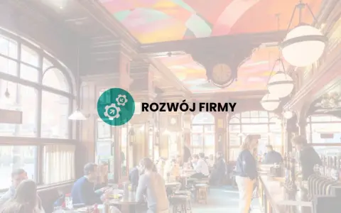 Wnętrze pubu z ludźmi przy stolikach i barze. Ikona i napis "Rozwój Firmy" sugerują, jak założyć drink bar.