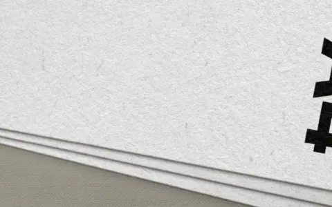 En stapel papper i A4 storlek mm, med texten "A4" tryckt i svart på det översta arket.
