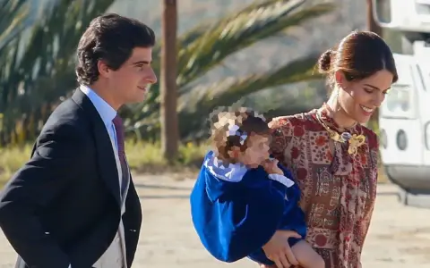 Sofía Palazuelo, radiante en una boda, pasea con su hija. El padre, elegante de traje, les acompaña.