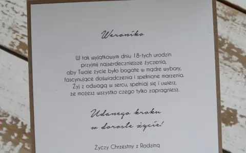 Weroniko, przyjmij życzenia na 18 urodziny! Niech życie będzie bogate w doświadczenia i spełnione marzenia. Udanego kroku w dorosłe życie!